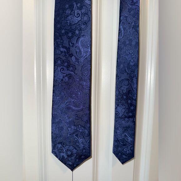 JOS. A. BANK 1905 Travelers Collections Blue Paisley design all over Tie - Picture 2 of 3